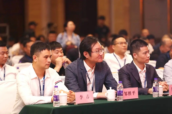 雅诗澜董事长邹胜平担任绍兴市柯桥墙布商会执行会长