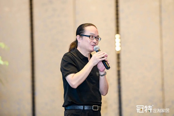 冠特定制家具获国家除醛专利新闻发布会：“要无醛，更要除醛”。