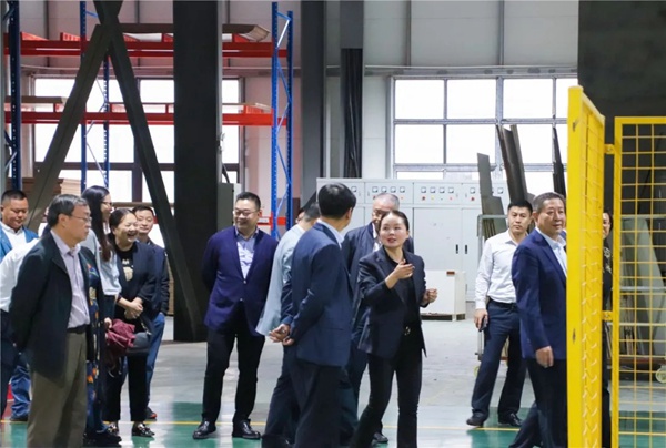 重庆市大足区委、区政府、区人大常委会、区政协领导一行莅临奢匠全屋定制参观指导