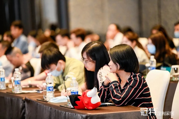 冠特定制家具获国家除醛专利新闻发布会：“要无醛，更要除醛”。