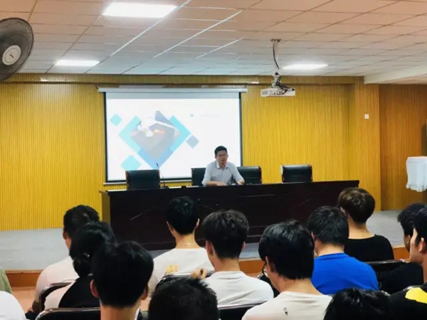 万林宅配家具深化校企合作