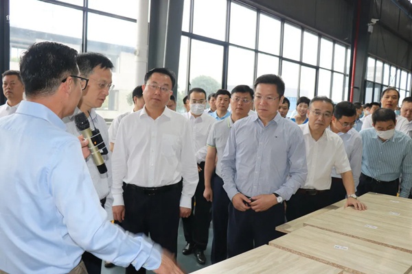 夯实生产基础,提升制造水平|荆门市市委书记王祺扬、市长孙兵、市委副书记李涛等一行领导莅临伊恋家居荆门智造工厂参观指导