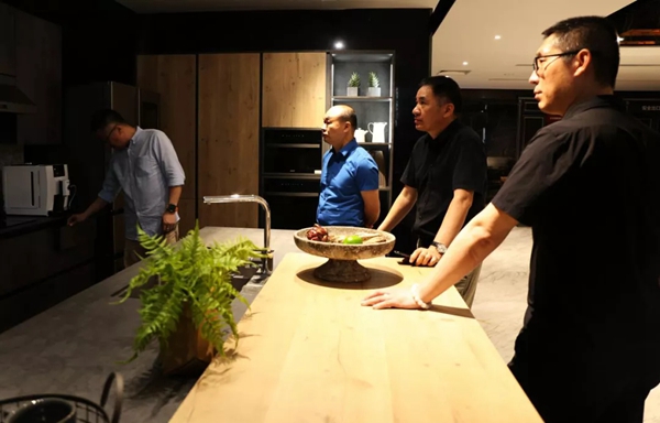 金牌厨柜＆名雕装饰股份战略合作签约仪式圆满召开