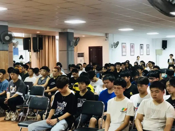 万林宅配家具深化校企合作