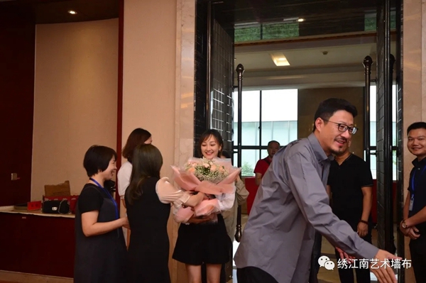 绣江南艺术墙布签约影视巨星于震、辛月为形象代言人！