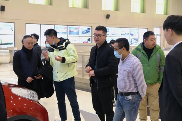 重庆市家居行业商会、四川省家具制造行业协会一行人莅临忠旺全铝家具参观考察