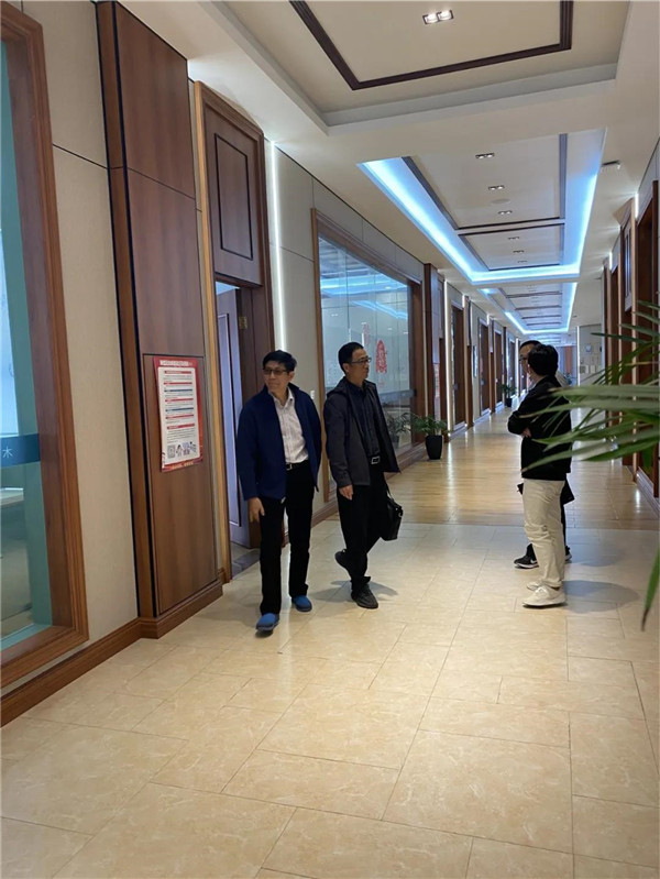 艾格木精装顶墙迎接县领导莅临参观指导工作