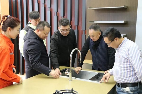 重庆市家居行业商会、四川省家具制造行业协会一行人莅临忠旺全铝家具参观考察