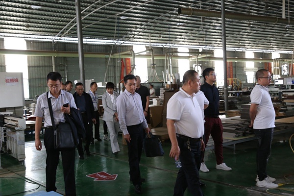 广西崇左市劳宁军副市长莅临合生雅居高端板木定制调研指导
