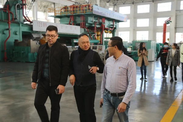 重庆市家居行业商会、四川省家具制造行业协会一行人莅临忠旺全铝家具参观考察