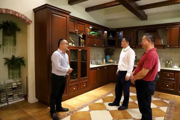 全国工商联家具装饰业商会和广东省门业协会考察团赴新标参观交流