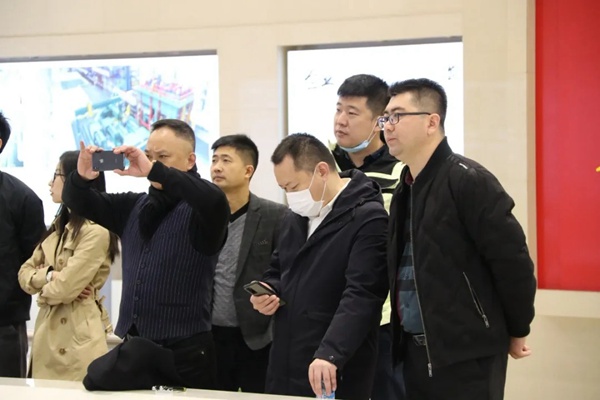 重庆市家居行业商会、四川省家具制造行业协会一行人莅临忠旺全铝家具参观考察