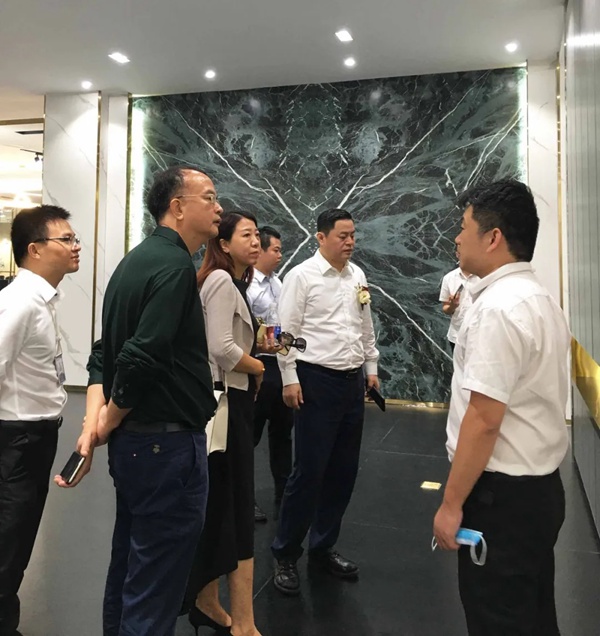 伊仕利家居携手广东中岩进军岩板产品研发