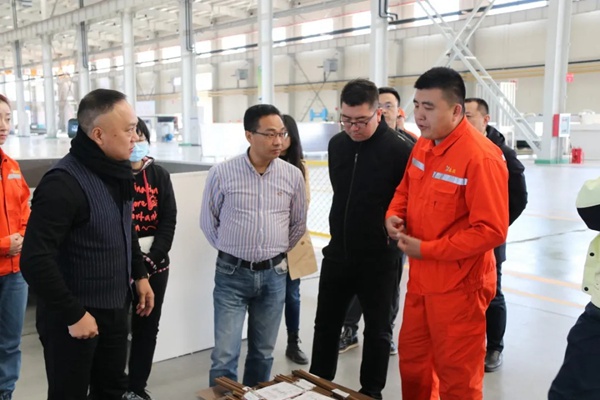 重庆市家居行业商会、四川省家具制造行业协会一行人莅临忠旺全铝家具参观考察