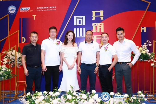 雄星铝业再次被授予“南海区铝门窗五金装饰行业协会理事单位”
