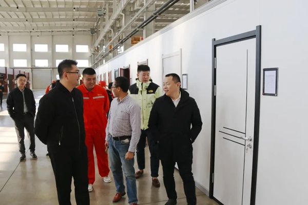 重庆市家居行业商会、四川省家具制造行业协会一行人莅临忠旺全铝家具参观考察
