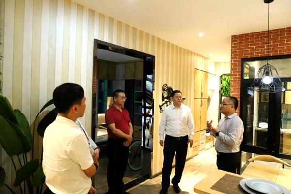 全国工商联家具装饰业商会和广东省门业协会考察团赴新标参观交流