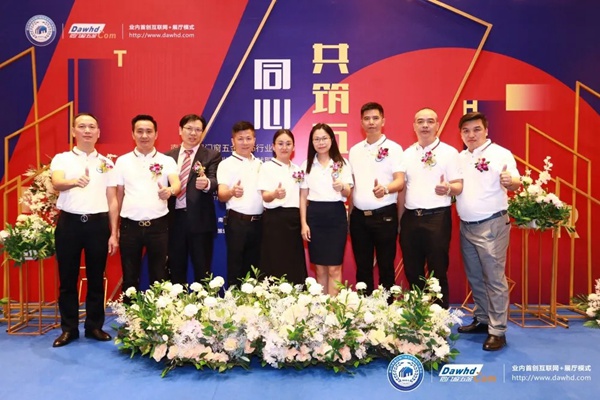 雄星铝业再次被授予“南海区铝门窗五金装饰行业协会理事单位”