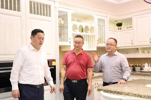 全国工商联家具装饰业商会和广东省门业协会考察团赴新标参观交流