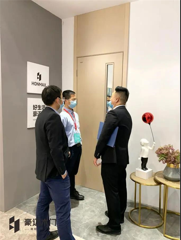 豪迈木门惊艳亮相重庆国际家居定制展 实力C位全场瞩目