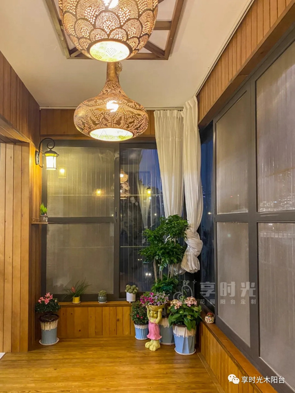 享时光花园阳台定制：阳台变成茶室，她感受到了真正的舒适