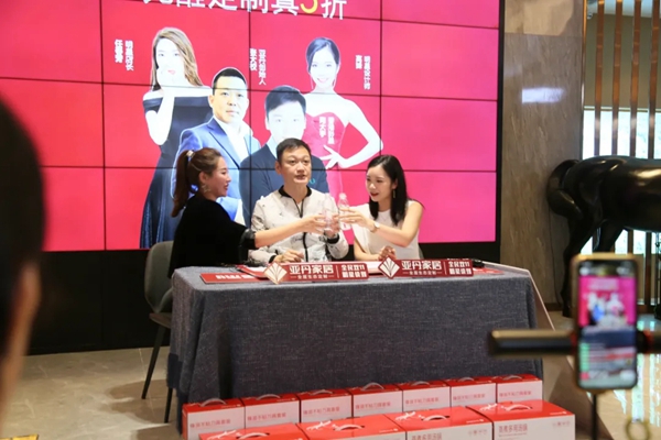 陶大宇空降亚丹家居直播间，疯狂打call，引爆人气