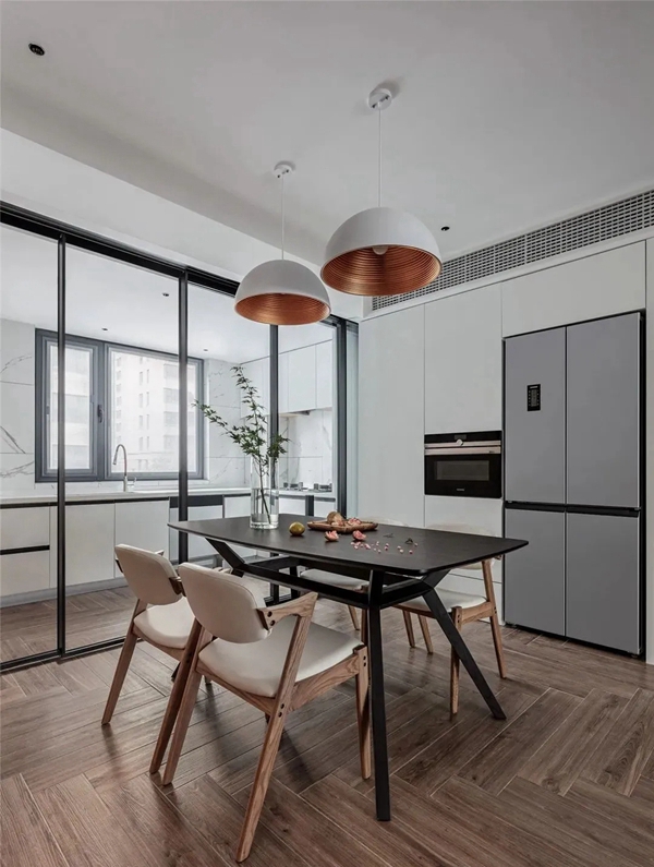 柜妃全屋定制128平去客厅化设计新房：摒弃了传统的茶几，释放更多的空间