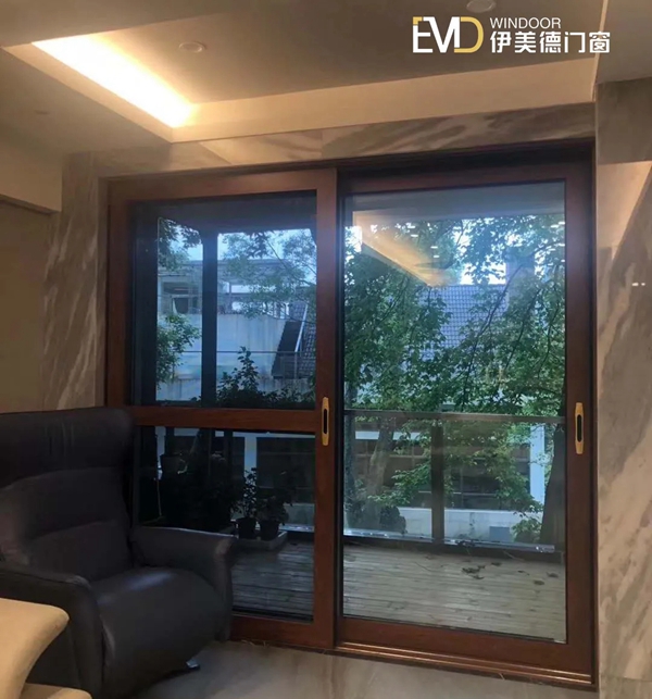 伊美德门窗：客厅与阳台的隔断这样装就对了