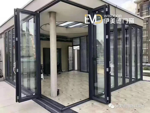 伊美德门窗：客厅与阳台的隔断这样装就对了