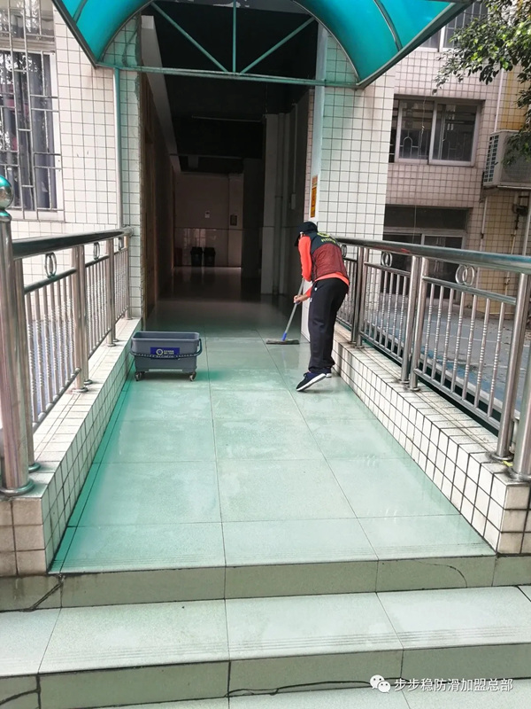 步步稳全屋防滑案例第十二期——保障师生安全，楼梯防滑也要做！