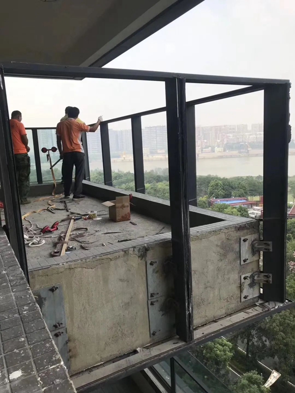伊美德门窗|阳台敞开 防坠安全真的不容忽视! 伊美德门窗|阳台敞开 防坠安全真的不容忽视!