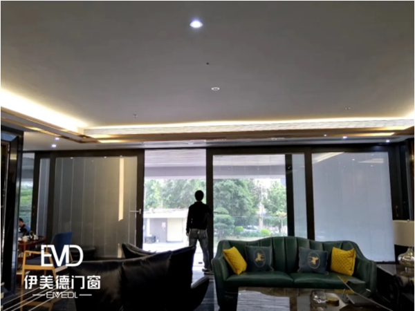 伊美德门窗：客厅与阳台的隔断这样装就对了