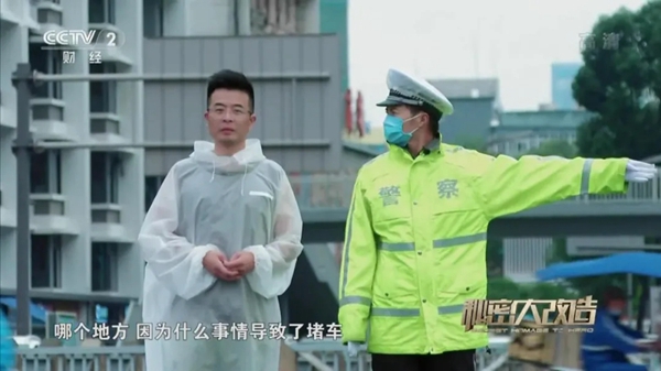 如鱼得水窗帘精品：《秘改》为“钉子交警”量身打造功能完备明亮新居