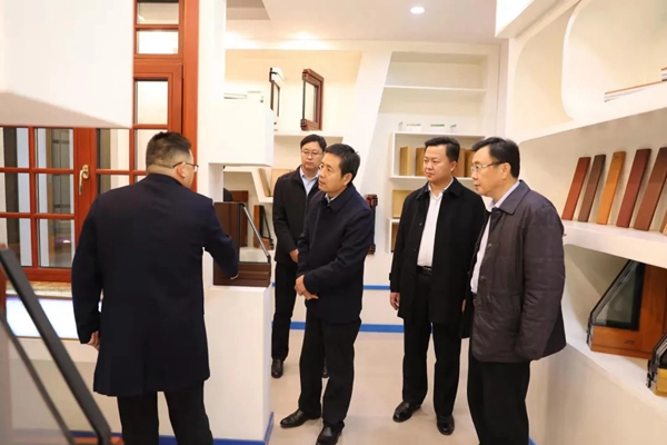 邹平市人大常委会主任闫士柱、副主任马兵前往滨鹰门窗总部调研指导