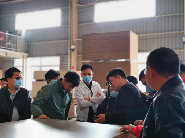 百V全屋定制:重庆唐卡装饰集团到访参观考察