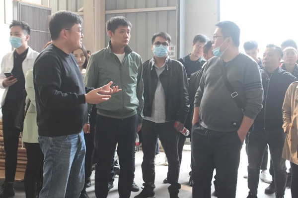 百V全屋定制:重庆唐卡装饰集团到访参观考察