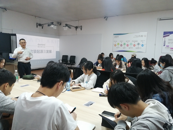 蝶依斓家居董事长为第二届“蝶依斓软装班”授课