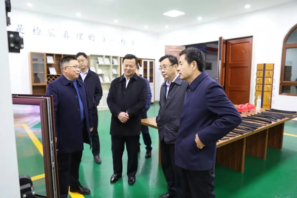 邹平市人大常委会主任闫士柱、副主任马兵前往滨鹰门窗总部调研指导