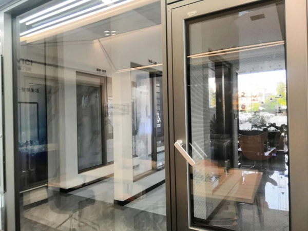 金云雀门窗:新型门窗中挺防水工艺