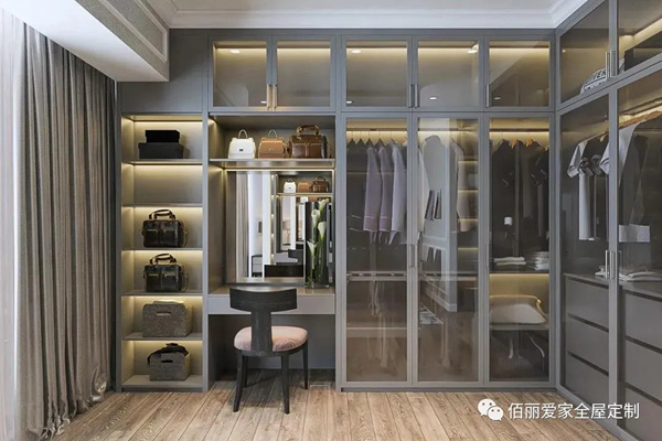 佰丽爱家全屋定制：梳妆台结合衣柜，打造精致女神衣帽间！