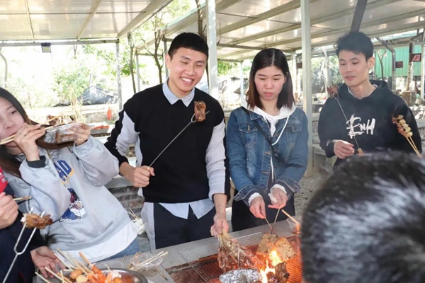 中铝九府门窗烧烤活动完美成功！