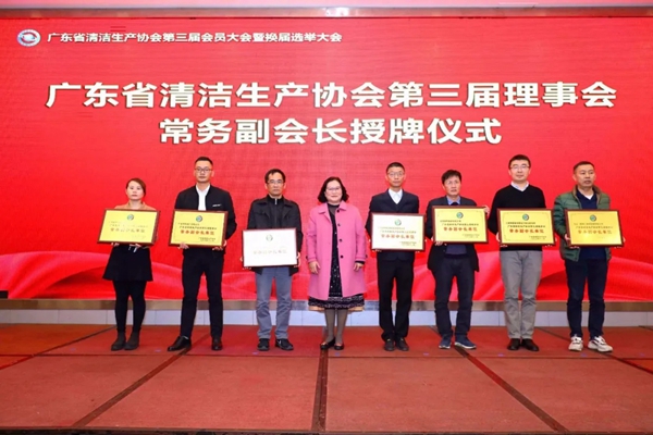 华昌铝业潘伟深董事长连任常务副会长,共推制造业绿色发展和绿色生产 华昌铝业潘伟深董事长连任常务副会长,共推制造业绿色发展和绿色生产
