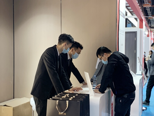 广州设计周丨新豪轩门窗李伟克：以新技术引领门窗极简主义