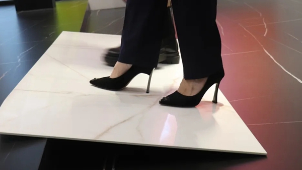 顺辉岩板挑战六大性能测评，实力无需隐藏