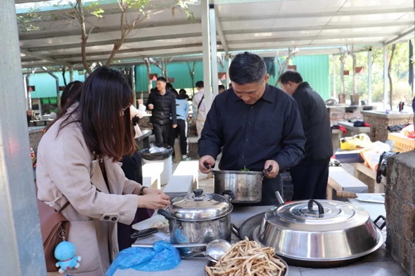 中铝九府门窗烧烤活动完美成功！