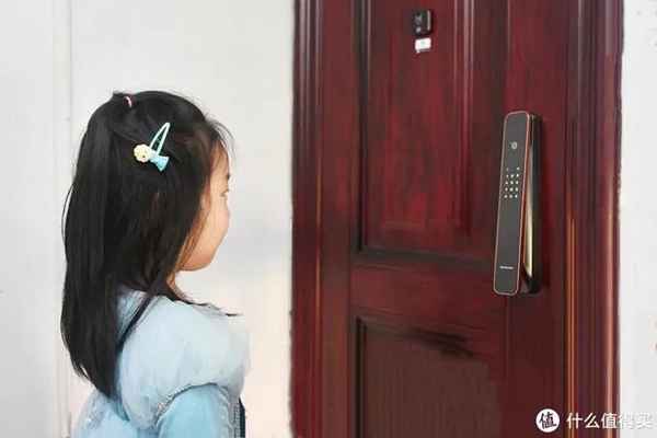 德施曼智能锁麒麟R8用户实测：3D人脸识别与视频安防兼得