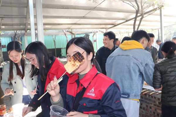 中铝九府门窗烧烤活动完美成功！