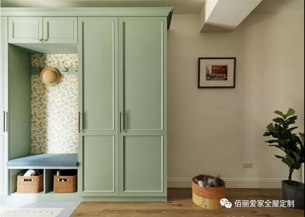 佰丽爱家全屋定制：玄关穿鞋椅的复合式设计，美感机能都兼顾！