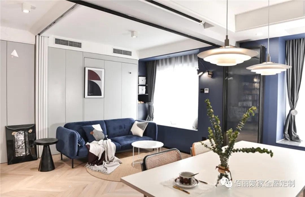 佰丽爱家全屋定制：77㎡的美食博主之家，客厅定制整面墙的储物柜！