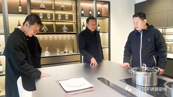 全国工商联家具装饰业商会执行会长张传喜先生莅临卡利亚参观指导! 全国工商联家具装饰业商会执行会长张传喜先生莅临卡利亚参观指导!